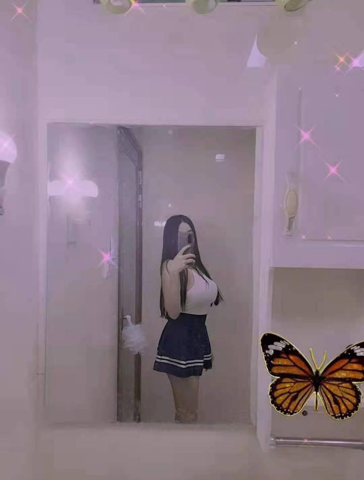 颜值中等，乖萌萌的不算差